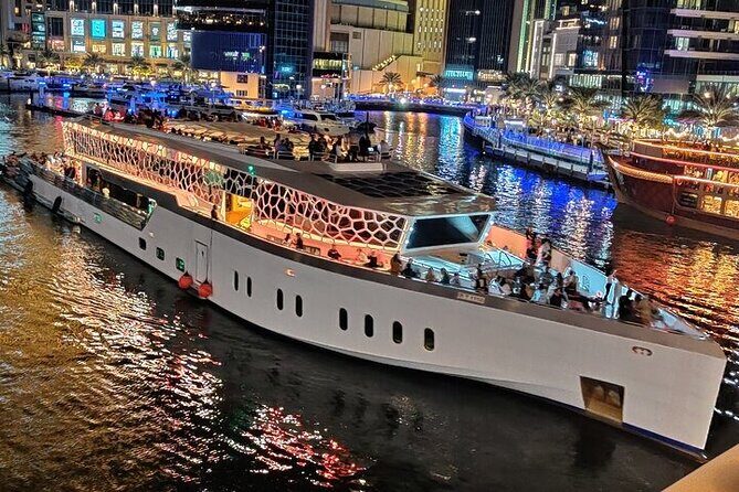 3-Hour Lotus Mega Yacht Dinner Experience in Dubai Marina - The Crowd Size Reality: Comfort With Up to 400 People