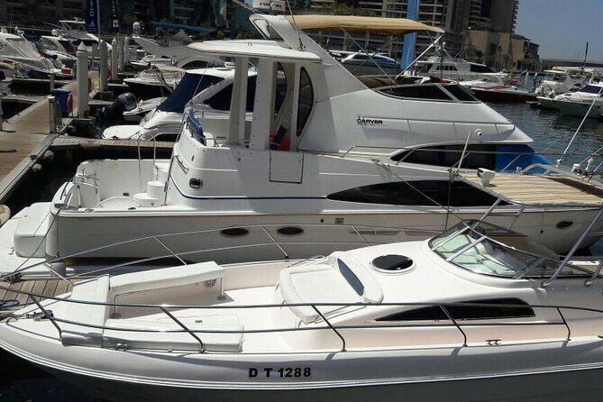 33ft. Yacht Rental on New Year's Eve around Dubai Palm - What the Yacht Experience Actually Feels Like (Crew, Music, Drinks)