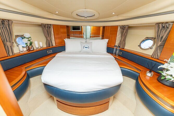 3hr Yacht- Palm Jumeirah with FREE Snacks and 30 Min Seabob - Crew Service and the Little Things That Make It Feel Smooth