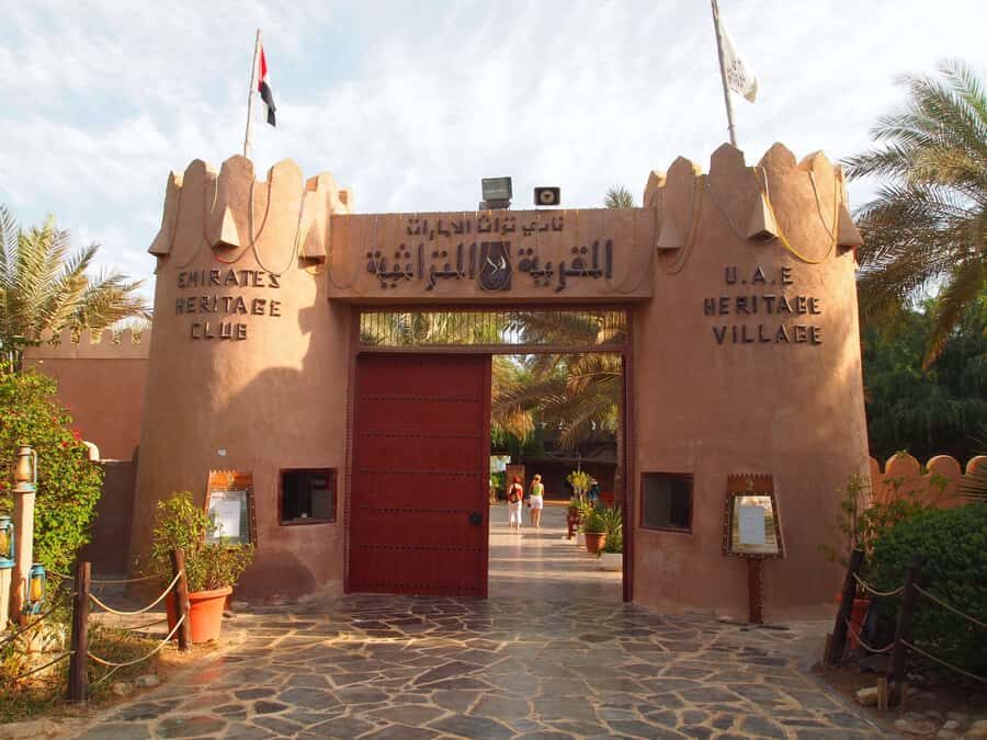 Abu Dhabi: City Tour and Desert Safari Package - The evening show lineup: Tanoura, belly dance, and a calm star-lit finish