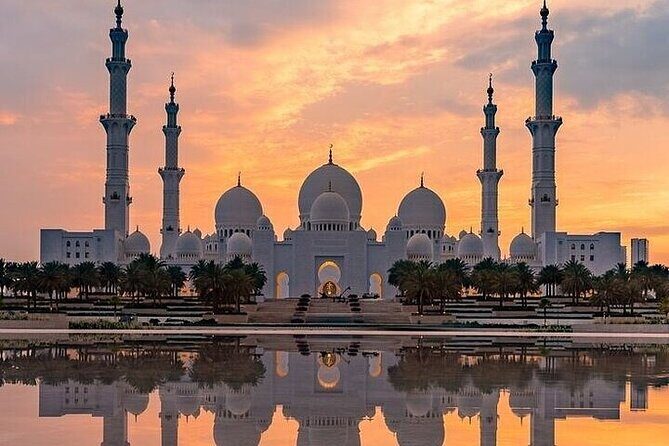 Abu Dhabi City Tour with Ferrari World Tickets - Sheikh Zayed Grand Mosque Center: the scale is the point