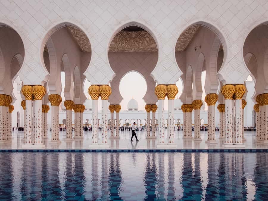 Abu Dhabi City Tour with Qasr Al Watan - Sheikh Zayed Grand Mosque: where the day’s tone is set