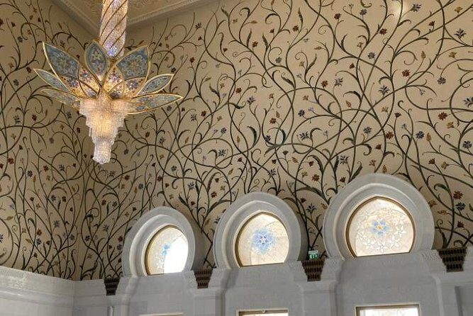 Abu Dhabi Day tour with Sheikh Zayed Grand mosque - What you’ll notice at the mosque: details the guide helps you catch