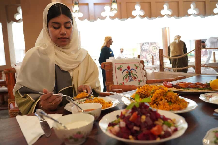Abu Dhabi: Ethnic Emirati Dining Experience - Choosing Your Meal: Breakfast Tray or a Four-Course Dinner