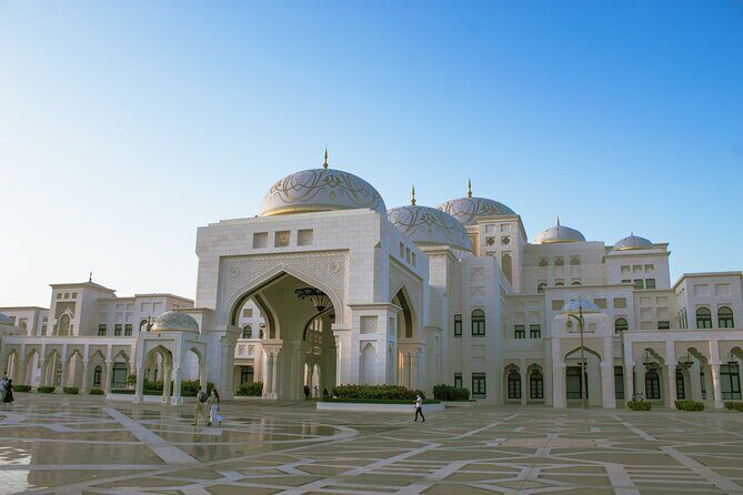 Abu Dhabi Grand Mosque, Qasr Al Watan and Louver Museum - Sheikh Zayed Grand Mosque Center: dress code, queues, and what to look for