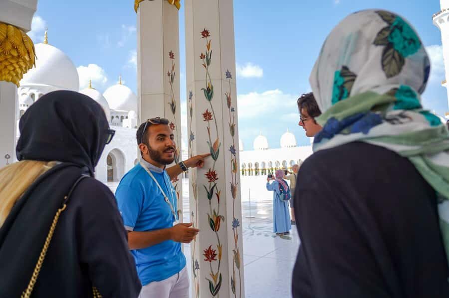 Abu Dhabi: Guided Walking Tour at Sheikh Zayed Grand Mosque - Why Sheikh Zayed Grand Mosque feels bigger than the photos