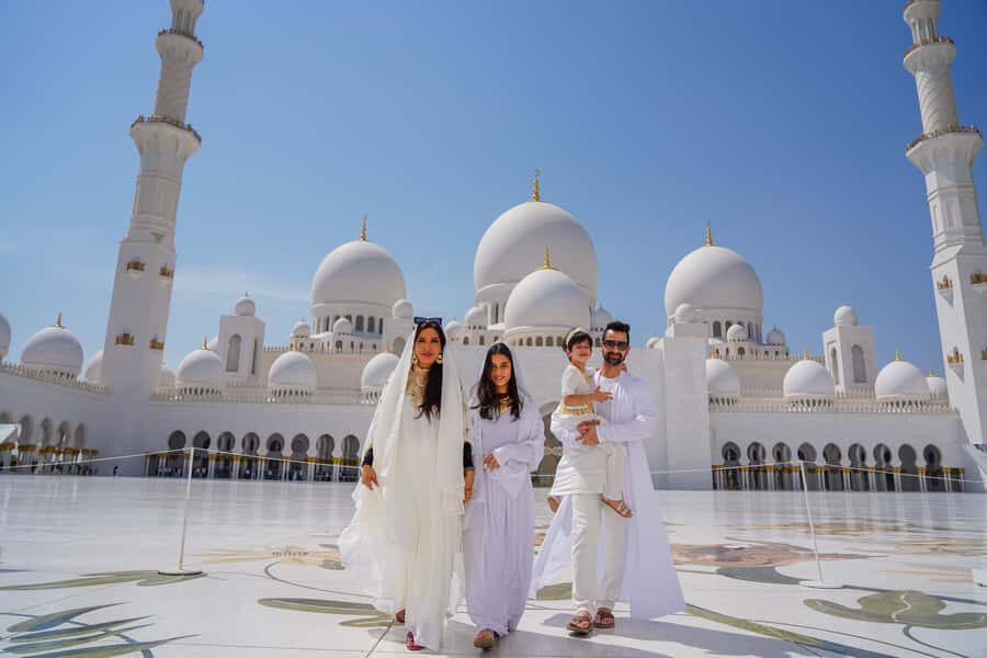 Abu Dhabi: Guided Walking Tour at Sheikh Zayed Grand Mosque - Walking in: what you’ll see in the first half hour