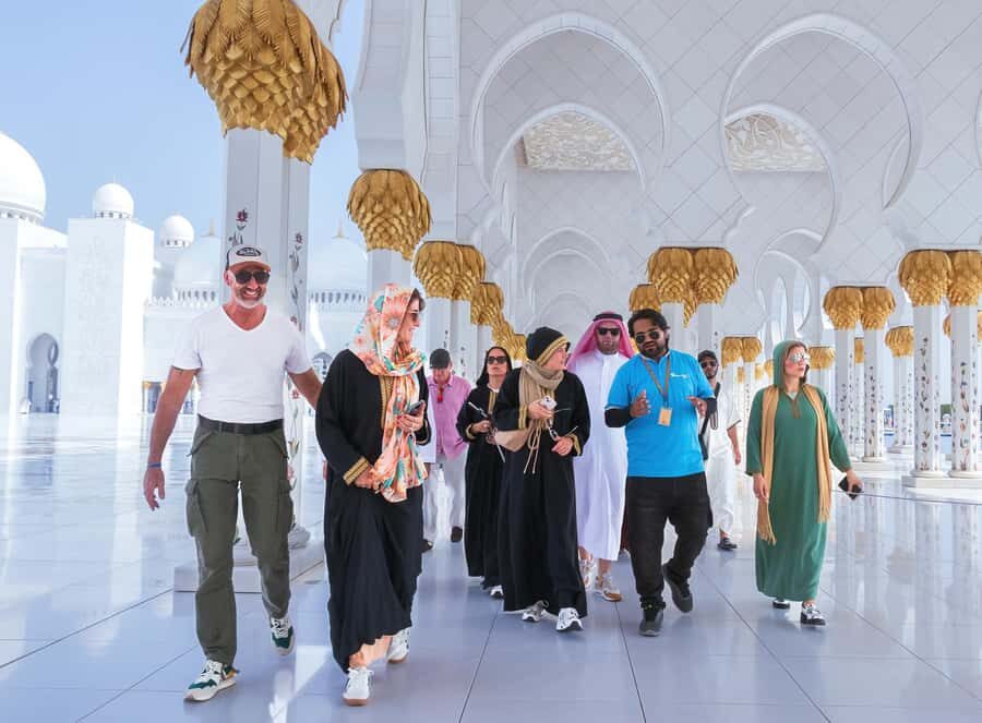 Abu Dhabi: Guided Walking Tour at Sheikh Zayed Grand Mosque - Meeting at Al Khayma Heritage Restaurant and nailing the dress code
