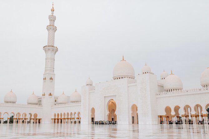 Abu Dhabi Half Day City Tour Sharing Experience - Corniche drive-by and Etihad Tower photo stop