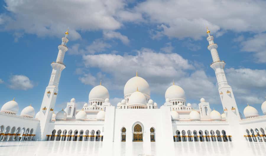 Abu Dhabi: Sheikh Zayed Grand Mosque Tour with Photographer - Entering at the Right Spot: Costa Coffee to Mosque Center