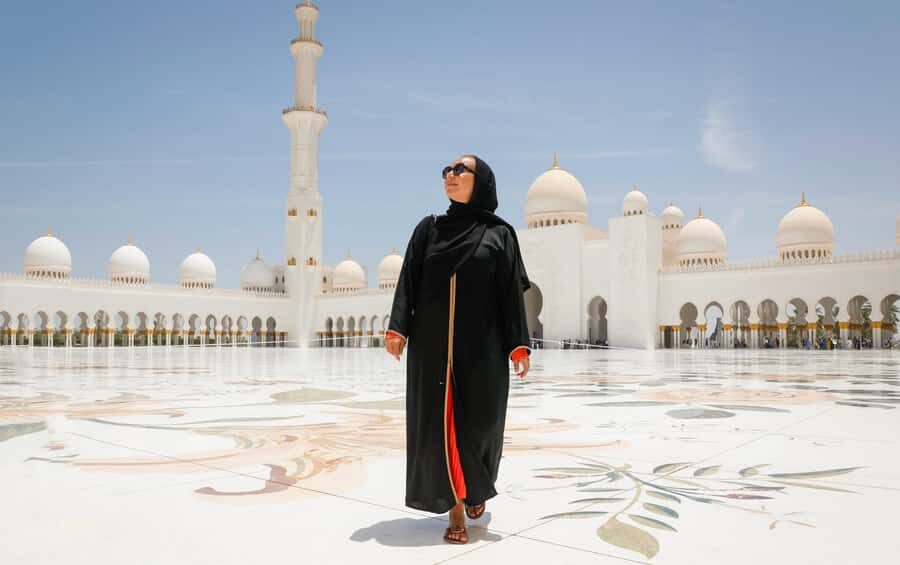 Abu Dhabi: Sheikh Zayed Grand Mosque Tour with Photographer - Inside the Mosque: Calligraphy, Floral Patterns, and Where to Stand