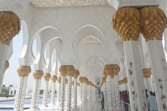 Abu Dhabi Tour with Sheikh Zayed Grand Mosque from Dubai - Corniche drive: sea views and skyline anchors