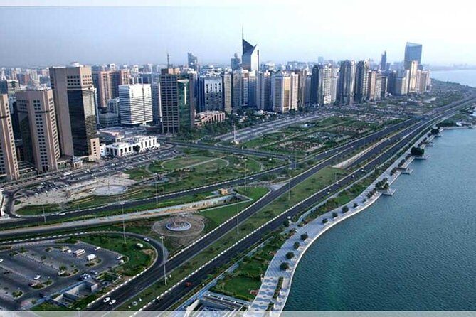 Abu Dubai City Tour and Dubai Marina Cruise Dinner - Marina Mall stop: a needed break (and your chance to eat)