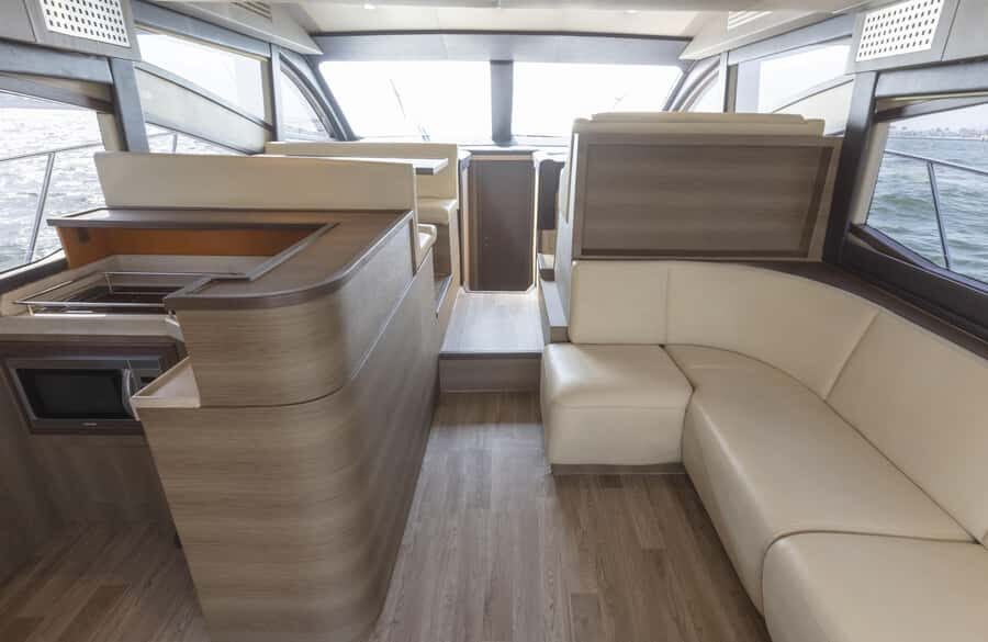Affordable Yacht Rental Viktoriia from Dubai Marina - 3-hour cruise: more time around Atlantis The Palm and the main waterfront loop