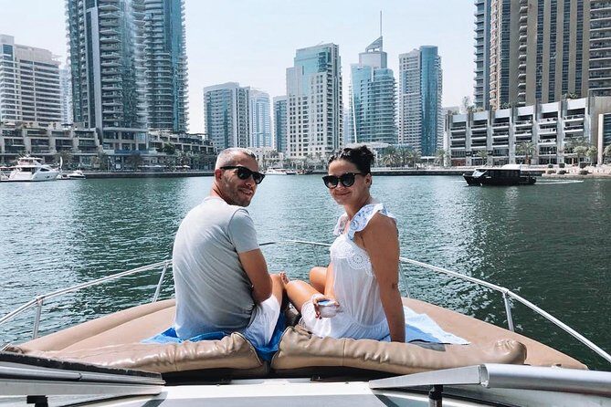 Dubai 1h Sea escape: little get away! - The people factor: captain help and easier group photos