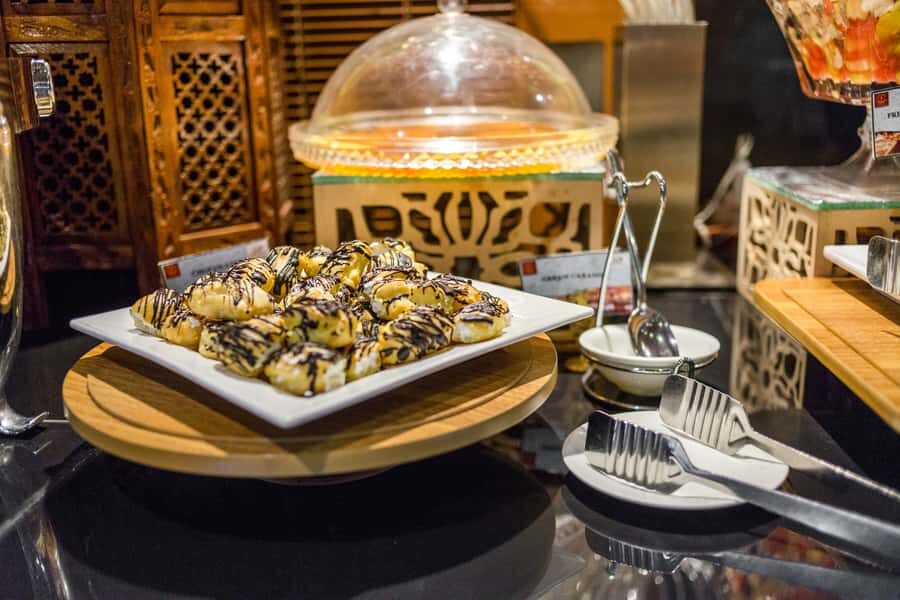 Dubai: 2-Hour Evening Dhow Cruise and Dinner - Drinks: what’s included vs what costs extra