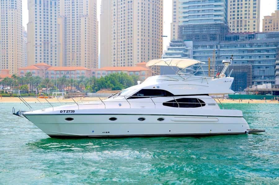 Dubai: 2 hr Private Yacht Cruise & softdrinks + Optional BBQ - Live BBQ at Sea: How the Meal Fits the Experience
