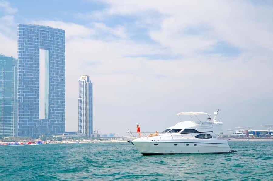 Dubai: 2 hr Private Yacht Cruise & softdrinks + Optional BBQ - Indoors vs Outdoors: Beat the Heat Like a Pro