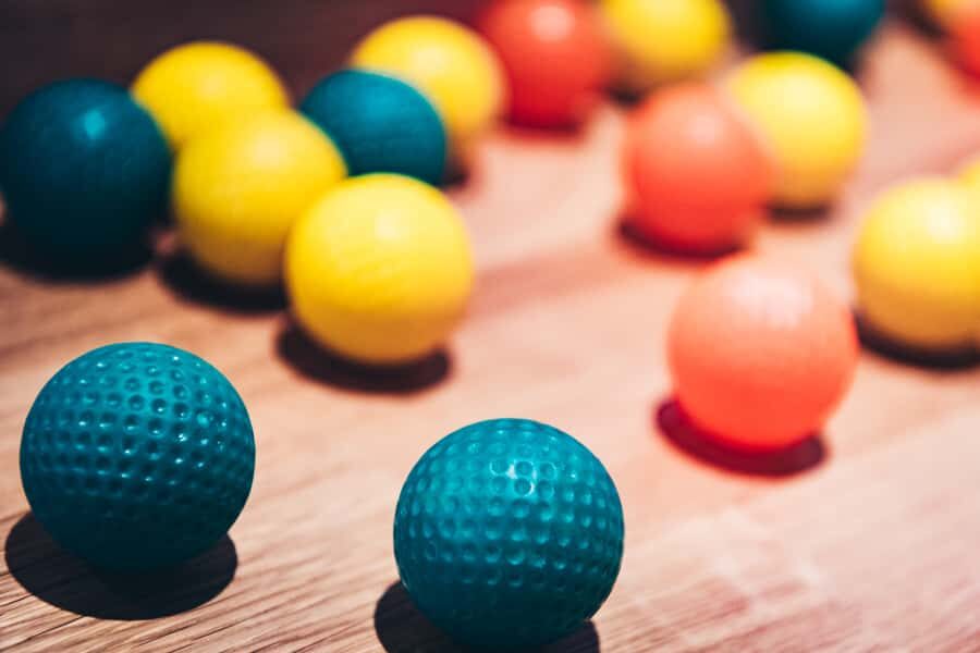 Dubai: 3D Glow-in-the-Dark Blacklight Mini Golf Experience - Your kit: putter, ball, and 3D glasses