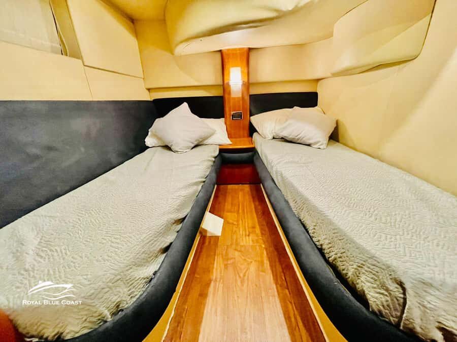Dubai: Azimut 42 Feet Private Luxury Yacht Cruise - On-board service: why the crew gets repeated praise