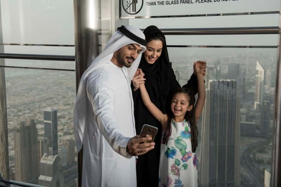 Dubai: Burj Khalifa Level 124, 125 & Edge Walk at Sky Views - Languages, Provider, and What That Means for Your Day