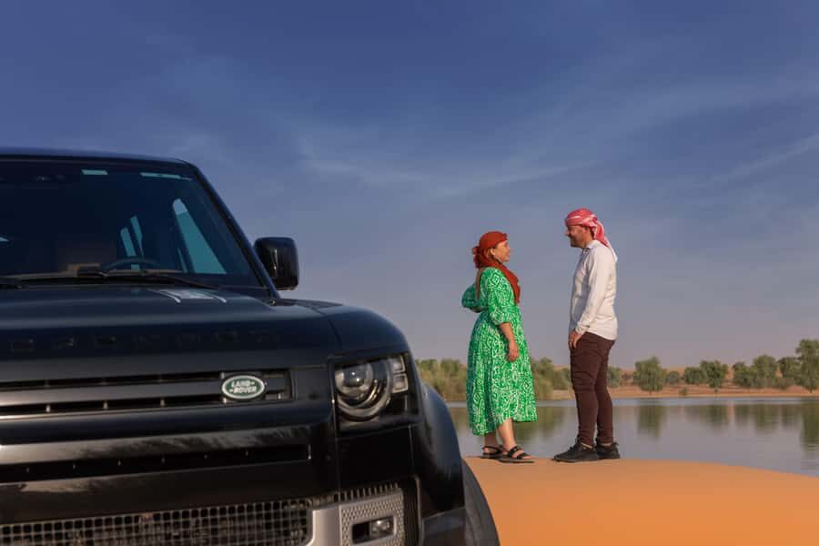 Dubai: Conservation Drive & Platinum Breakfast - Falconry in the dunes: the glove moment that changes the mood