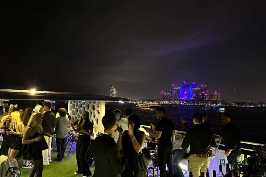 Dubai: Desert Rose NYE Cruise with Dinner and Fireworks - VIP Option: Priority Boarding and Bottle Service