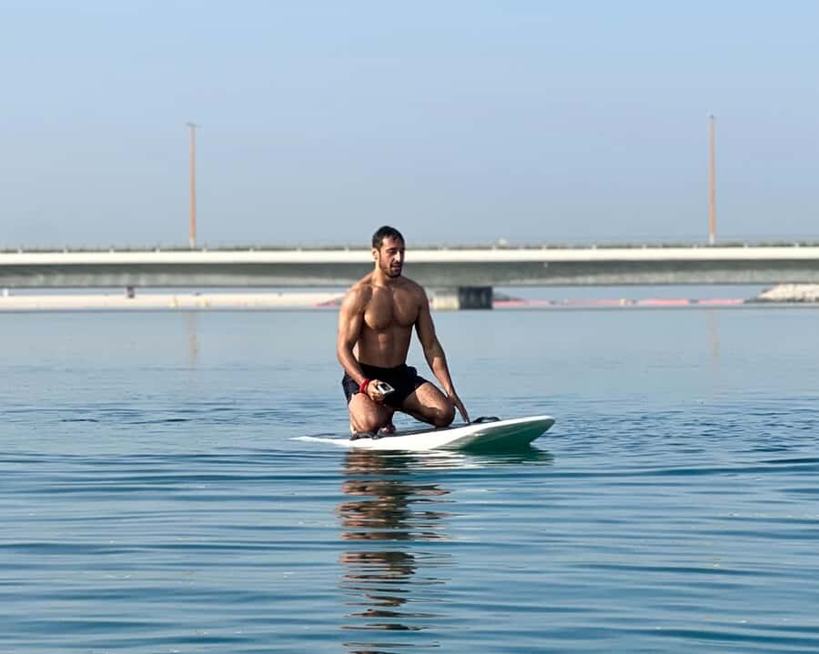Dubai: Electric Hydrofoil or eFoil Surfboard Experience - Instructor coaching in English: Farouk and Pradiv style of teaching
