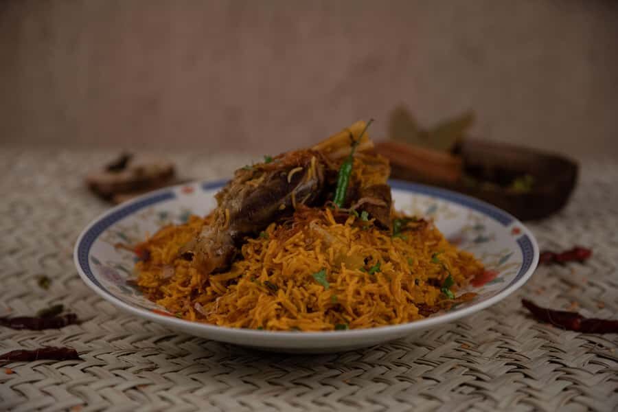 Dubai Food Tour: 4 Cuisines, Souks & Street Bites - Lebanese mezze and shawarma: A smart, flavorful opening act