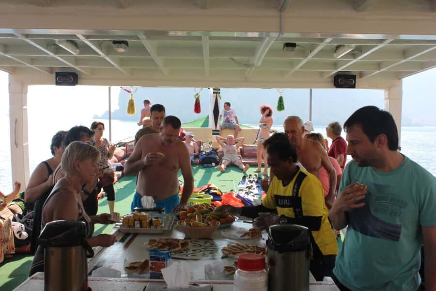 Dubai: Full-Day Sea Safari to Musandam - Banana Boat and Speed-Boat Fun: The High-Energy Stretch