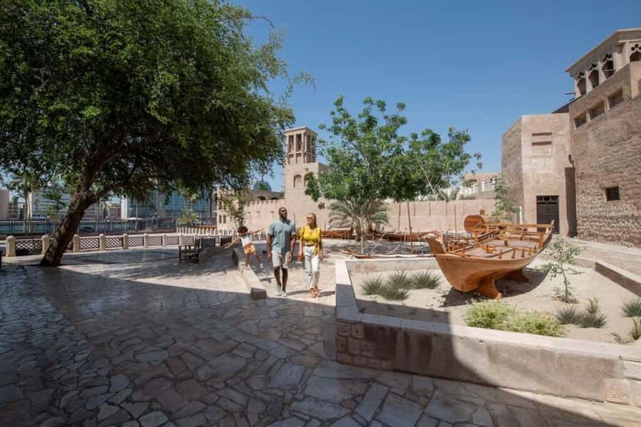 Dubai Full-Day Tour: Mosque, Souks, Burj Khalifa photo stop - Dubai Mall finale: use the freedom well