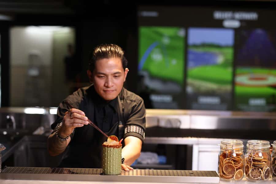 Dubai: Golf Simulator Play & Dine Experience - Beyond golf: AR darts and outdoor mini golf