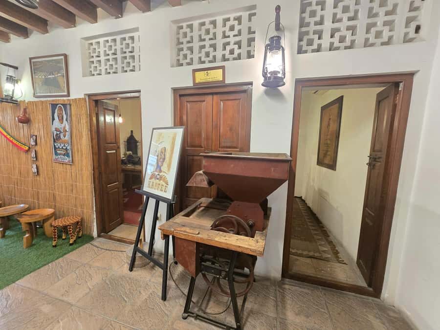 Dubai: Guided City Walking Tour to Spice and Gold Souk - Gold Souk for About an Hour: What to Focus On