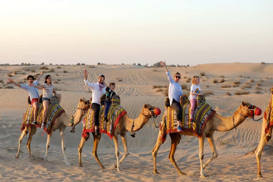 Dubai: Half-Day Camel Trekking with Al Marmoom Breakfast - Dressing in Arabic attire and the falcon moment