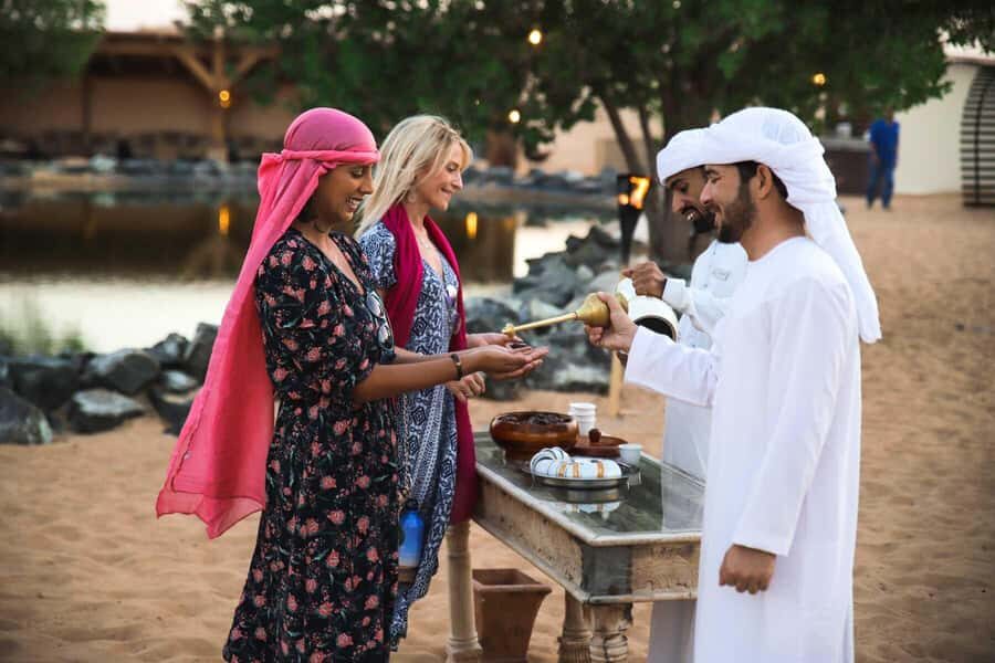 Dubai: Luxury Safari with Michelin-Curated 5-Course Dinner - Falconry at sunset: canapés, sparkling juice, and timing you’ll feel