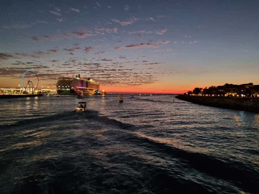 Dubai: Luxury Sightseeing Cruise with Food and Drinks - Key highlights at a glance