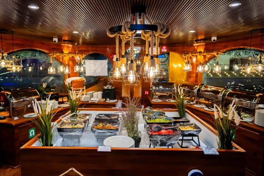 Dubai: Marina Dream Sea Lounge Cruise Dinner - Who this cruise suits best