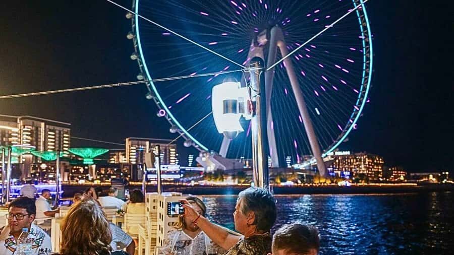 Dubai: Marina Premium Dinner Cruise with Unlimited Drinks - The Photo Photographer Offer: Easy Convenience, Fewer Choices