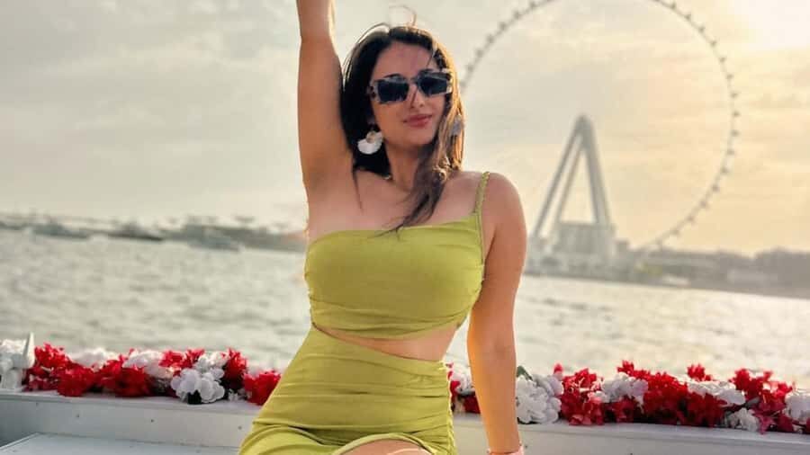 Dubai Marina: Private Boat Tour with Flower - Price and value: $147 for up to 8 people
