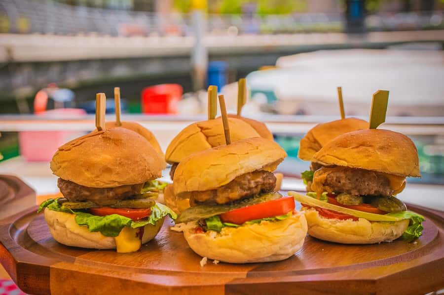 Dubai: Marina Sightseeing on Yacht with Breakfast - Breakfast at sea: what’s included and how to make it work