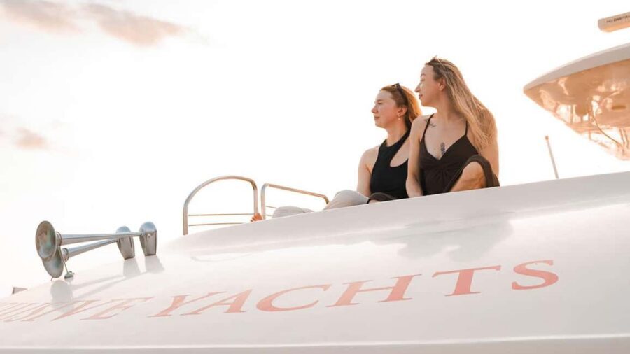 Dubai Marina Yacht Tour: Ain Wheel, JBR & Harbour in 1 Hour - Drinks, VIP treatment, and how useful the virtual guide is