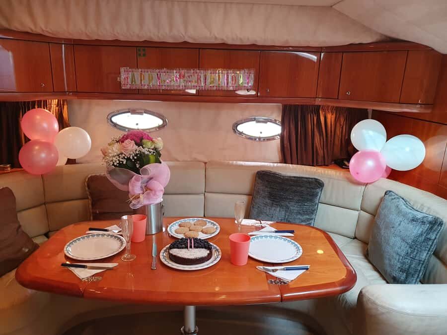 Dubai: Private Boat Cruise from Dubai Marina up to 12 people - Palm Jumeirah and Atlantis: the signature Dubai curve