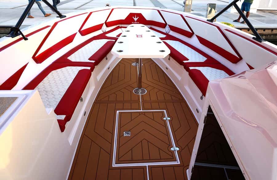 Dubai: Private Luxury Boat with Sightseeing Tour - The Cruise Experience: Beaches, Islands, Coastline, and Icon Views