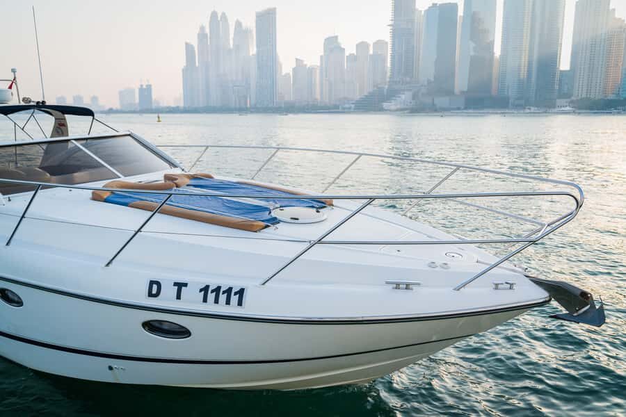 Dubai: Private Luxury Everest Yacht Cruise from Dubai Marina - Day vs Evening: When the Light Turns Your Photos Into Keepsakes
