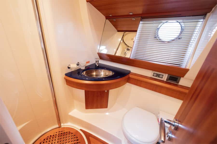 Dubai: Private Luxury Yacht Cruise for up to 20 People - Photo and swim tips: getting the best light and a quick sea break