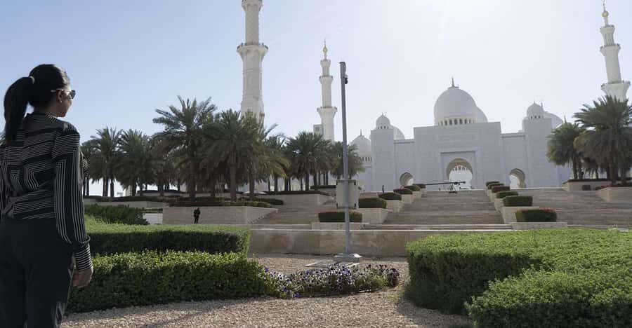 Dubai: Sheikh Zayed Mosque & SeaWorld Entry w/ Transfer - Dubai to Abu Dhabi, planned for your comfort