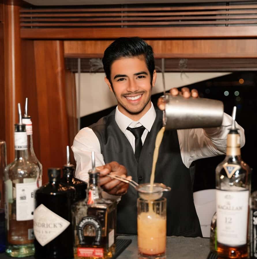 Dubai: Superyacht Experience with Party & Live DJ - Dinner + Live Pasta Station: What You Can Expect to Eat