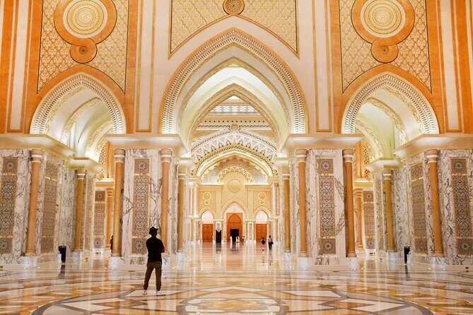Dubai to Abu Dhabi Day Trip: Grand Mosque, Palace & Etihad Towers - Sheikh Zayed Grand Mosque: The Stop That Sets the Tone