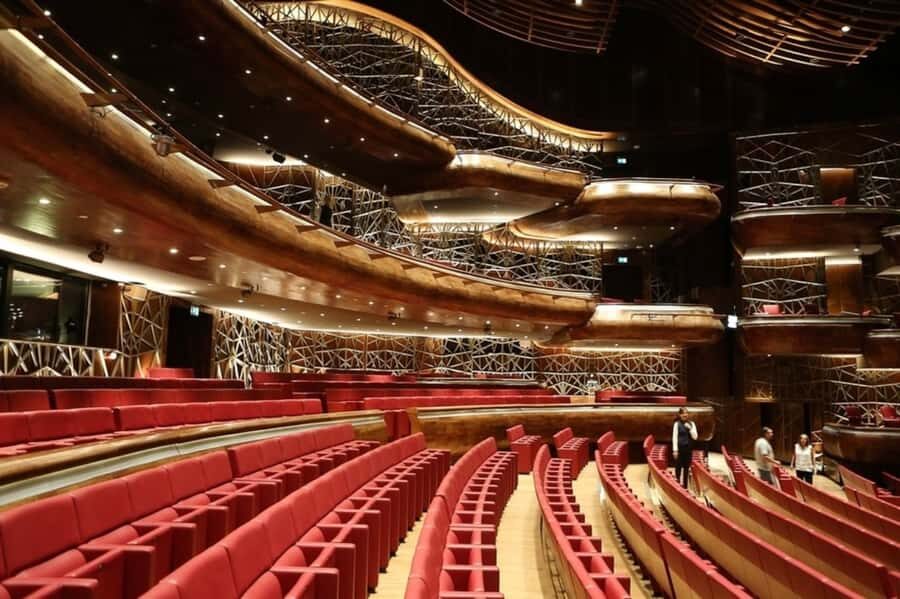Dubai: Walking, Architecture and History Tour of Dubai Opera - A guide like Richard: stories, videos, and friendly explanations