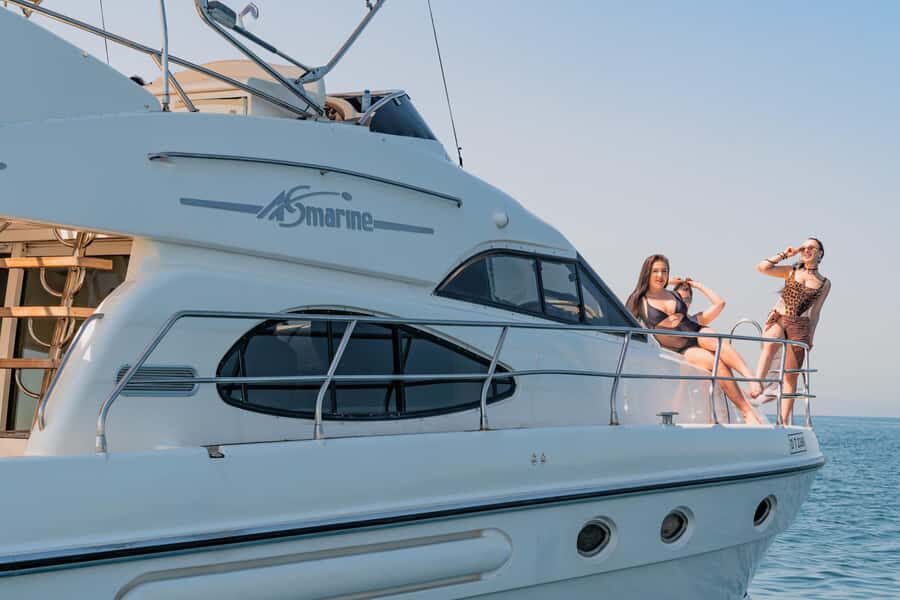 Dubai Yacht Tour - Boat Trip upto 12 guests Private event - Route choices: how your trip length changes what you actually see